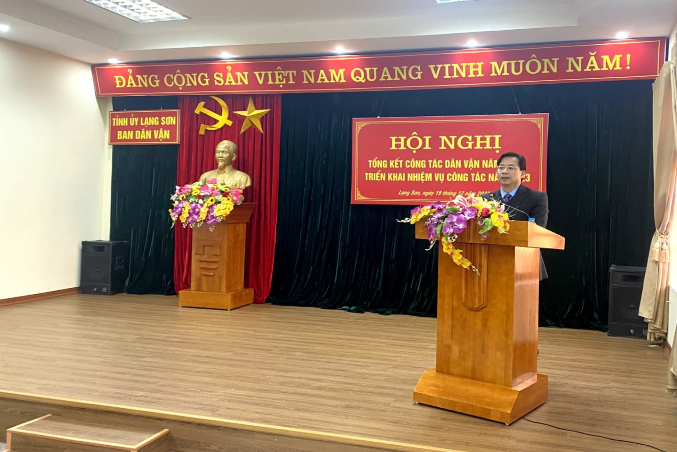 Đồng chí Hoàng Văn Nghiệm, Phó Bí thư Thường trực Tỉnh ủy, Trưởng Đoàn Đại biểu Quốc hội tỉnh phát biểu kết luận Hội nghị