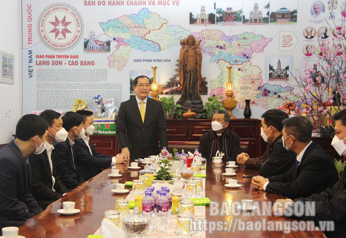 Đồng chí Dương Xuân Huyên, Phó Chủ tịch Thường trực UBND tỉnh phát biểu tại buổi thăm, tặng quà Tòa Giám mục Giáo phận Lạng Sơn – Cao Bằng