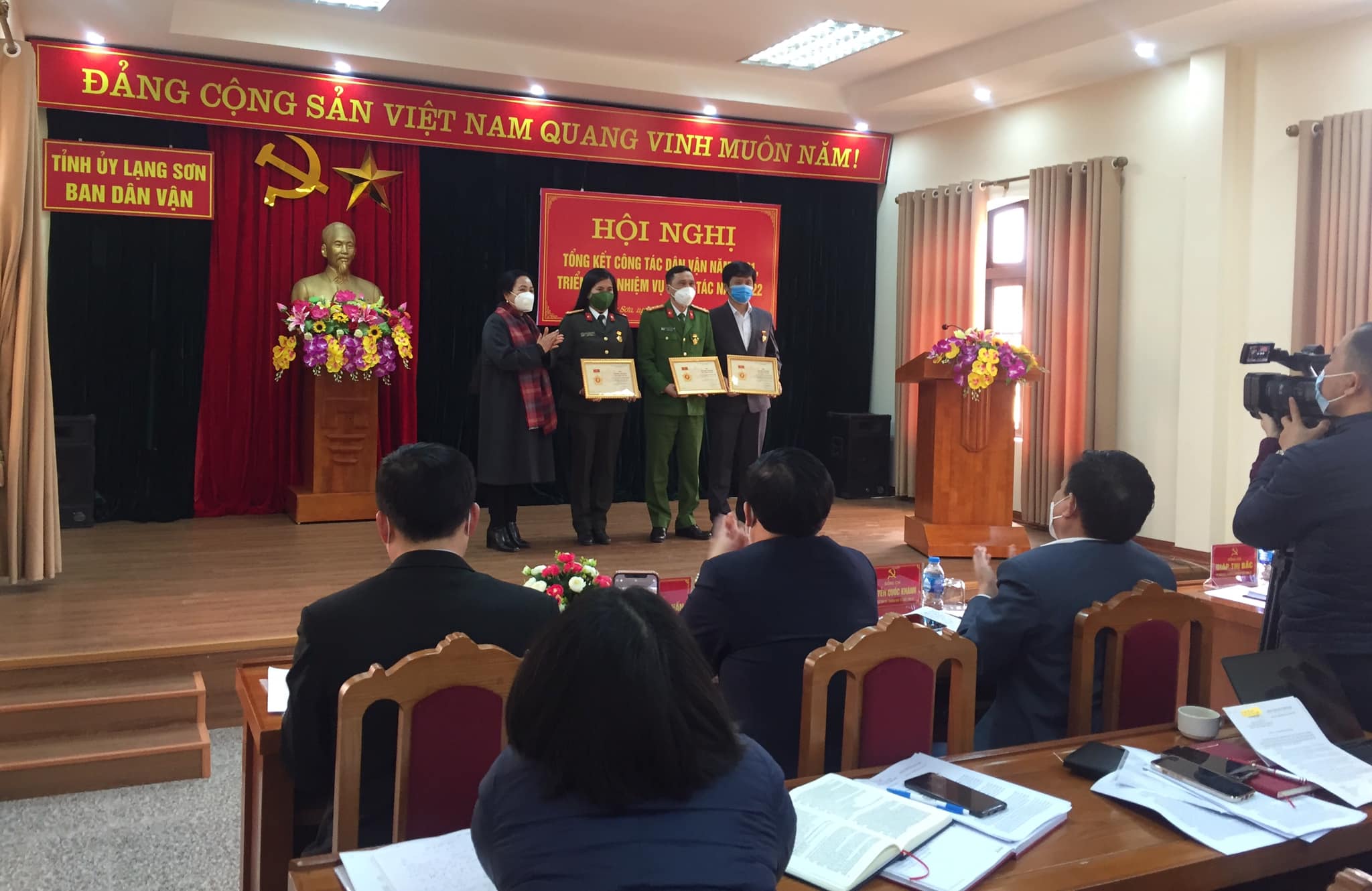 Đồng chí Giáp Thị Bắc trao Kỷ niệm chương vì sự nghiệp dân vận