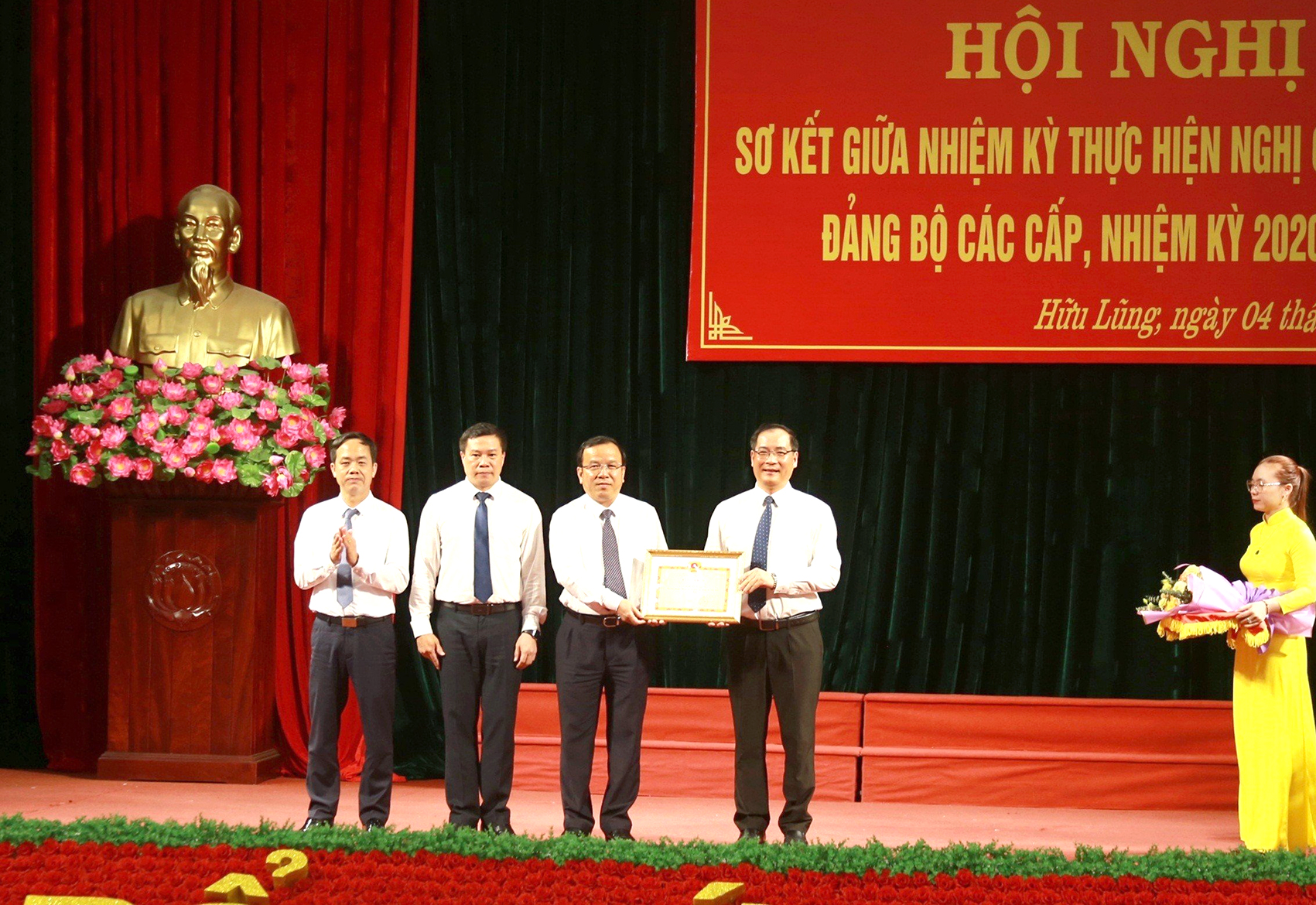 Đồng chí Dương Xuân Huyên, Ủy viên Ban Thường vụ Tỉnh ủy, Phó Chủ tịch Thường trực UBND trao bằng khen của Ban Thường vụ Tỉnh ủy cho Đảng bộ huyện Hữu Lũng