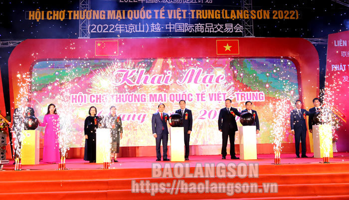 Các đồng chí lãnh đạo tỉnh và các đại biểu thực hiện nghi thức khai mạc Hội chợ Thương mại Quốc tế Việt – Trung (Lạng Sơn năm 2022) 