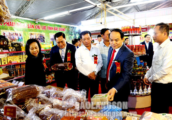 Các đồng chí lãnh đạo tỉnh và đại biểu tham quan gian trưng bày các sản phẩm tại hội chợ 