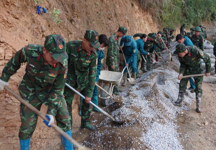 Cán bộ, chiến sĩ Tiểu đoàn 1, Trung đoàn 123, Bộ CHQS tỉnh tham gia đổ bê tông đường liên thôn tại xã Trấn Ninh, huyện Văn Quan