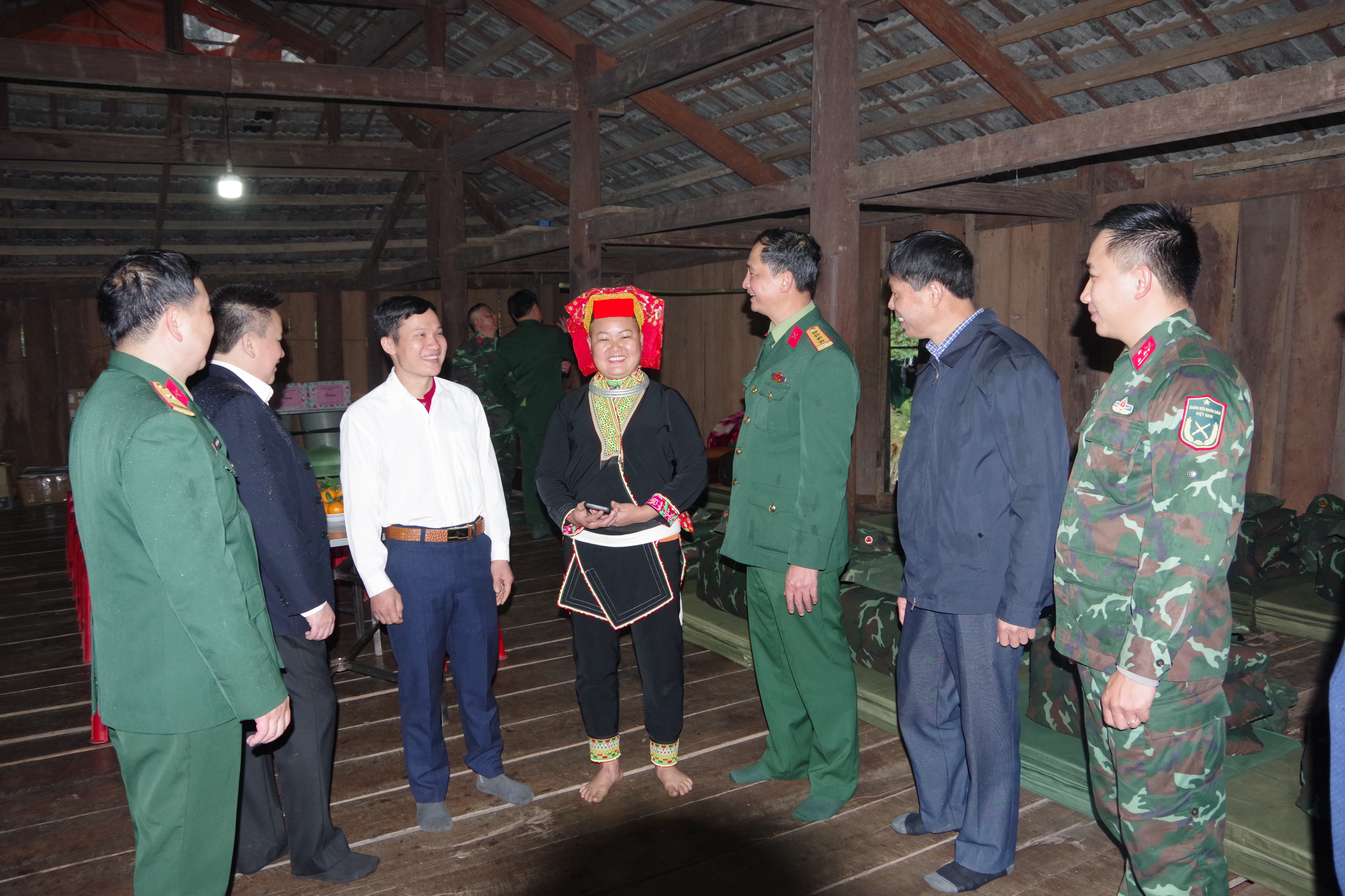 Thủ trưởng Bộ CHQS tỉnh và Lãnh đạo Ban Dân Vận Tỉnh ủy thăm, hỏi động viên bà con dân tộc Dao tại Thôn Lân Cà - Lân Hoèn, xã Trấn Yên, huyện Bắc Sơn.
