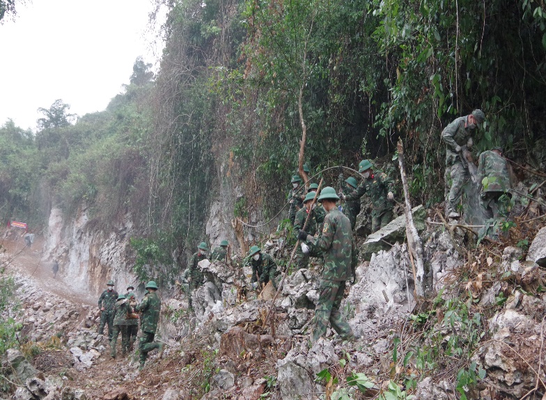Cán bộ, chiến sĩ Tiểu đoàn 1, Trung đoàn 123, Bộ CHQS tỉnh tham gia khoan phá đá, hạ đèo, mở đường tại xã Trấn Yên, huyện Bắc Sơn.