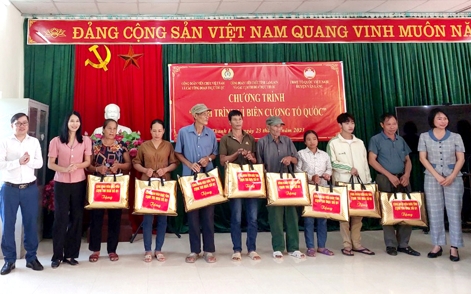 Cụm thi đua số 1 trao tặng phần quà các gia đình chính sách, hộ nghèo tại xã Thanh Long, huyện Văn Lãng trong Chương trình “Hành trình vì biên cương Tổ quốc tháng 9/2023
