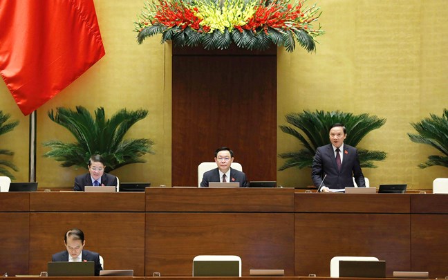 Phó Chủ tịch Quốc hội Nguyễn Khắc Định điều hành phiên họp. Ảnh: Hồ Long 