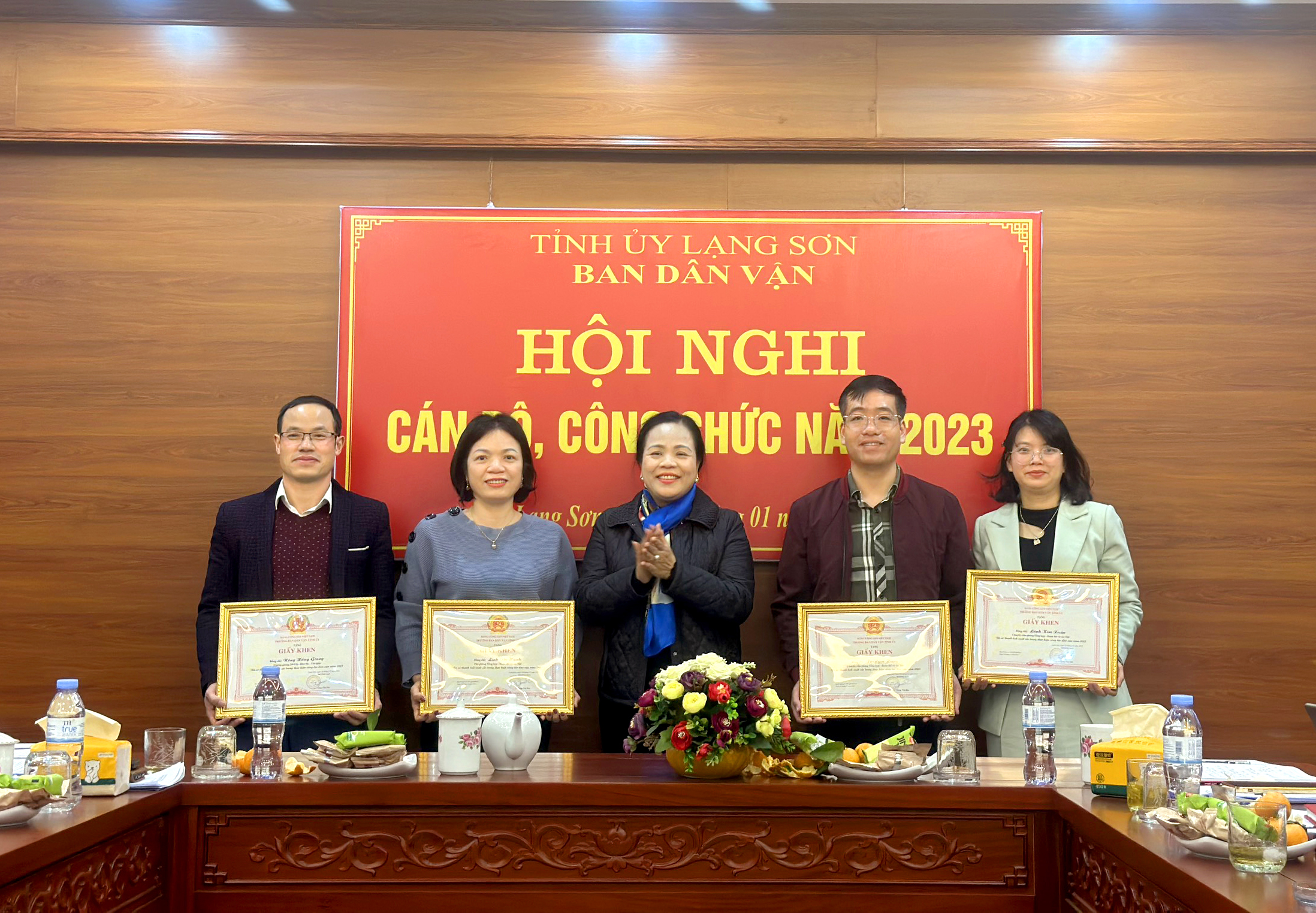 Đồng chí Giáp Thị Bắc trao quyết định khen thưởng cho 04 cá nhân có thành tích xuất sắc trong thực hiện nhiệm vụ năm 2023